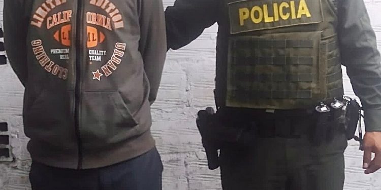 Rápida acción policial culmina con la captura de un hombre que pretendía hurtar a una ciudadana en Popayán.