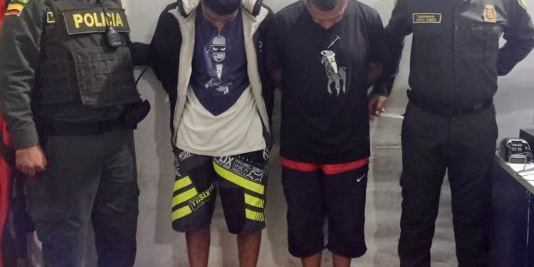 Policía captura a dos hombres minutos después de haber cometido un hurto en Popayán.
