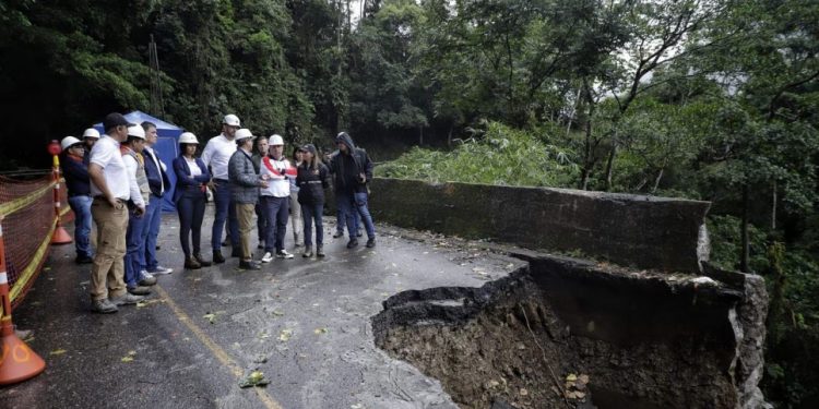 Las contingencias en la vía al llano no cesan, y el más reciente taponamiento debido a la caída de piedras y lodo en el Kilómetro 58+000