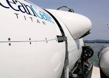 En el muelle de la Guardia Costera canadiense en St. John’s, Terranova, se presenció la descarga de enormes piezas del malogrado submarino.
