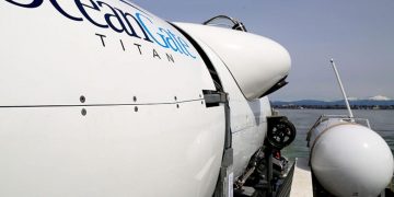 En el muelle de la Guardia Costera canadiense en St. John’s, Terranova, se presenció la descarga de enormes piezas del malogrado submarino.