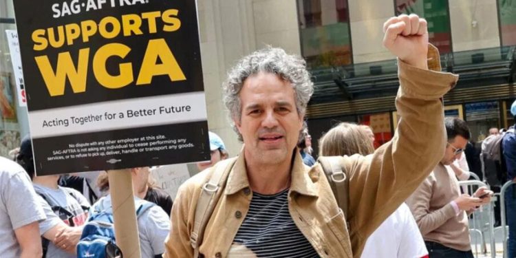 Estas huelgas simultáneas representan un revés significativo para la industria de Hollywood.