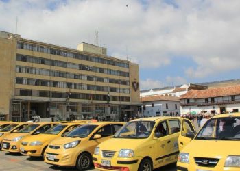 «Ya no alcanza la plata». El gremio de los taxis en la capital de Boyacá expresa su gran preocupación debido al aumento constante de la gasolina en Colombia exigen aumento a la tarifa