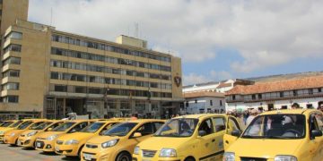 «Ya no alcanza la plata». El gremio de los taxis en la capital de Boyacá expresa su gran preocupación debido al aumento constante de la gasolina en Colombia exigen aumento a la tarifa