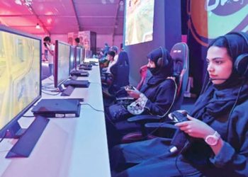 Jóvenes sauditas visitan una muestra sobre la historia de los videojuegos,busca crear su propia industria