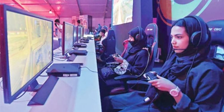 Jóvenes sauditas visitan una muestra sobre la historia de los videojuegos,busca crear su propia industria