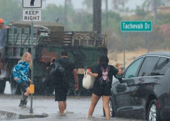 Impresionante tormenta en Phoenix, Arizona, Estados Unidos ha arrasado con casas, carros y personas