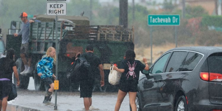 Impresionante tormenta en Phoenix, Arizona, Estados Unidos ha arrasado con casas, carros y personas