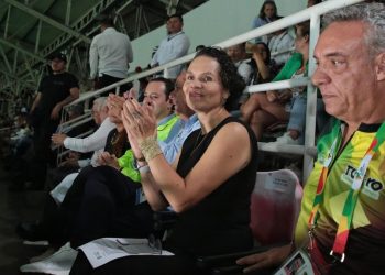 La polémica se armó cuando en la transmisión del acto inaugural se percibe a la funcionaria teniendo dificultades para hablar frente al micrófono.