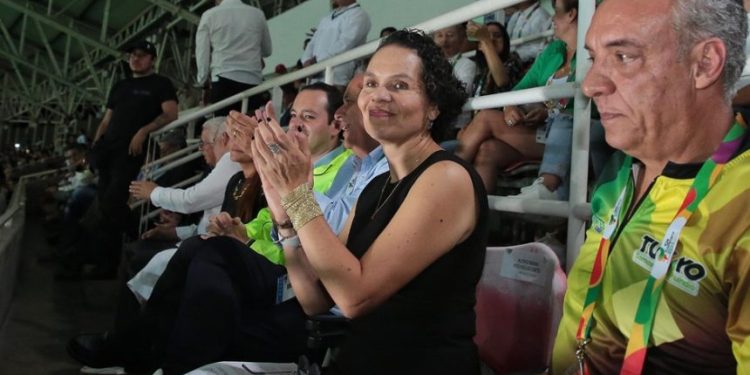 La polémica se armó cuando en la transmisión del acto inaugural se percibe a la funcionaria teniendo dificultades para hablar frente al micrófono.