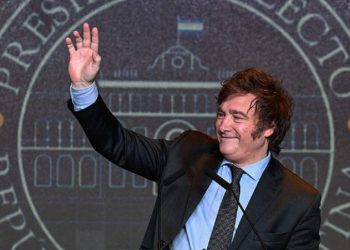 Regresa la derecha al poder en Argentina con Javier Milei. Acciones se disparan