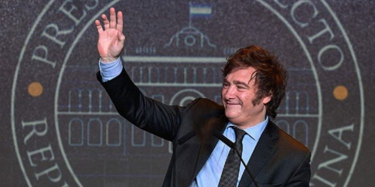 Regresa la derecha al poder en Argentina con Javier Milei. Acciones se disparan