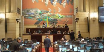 El jefe de la cartera de Protección Social desató una fuerte polémica al sugerir que el partido Alianza Verde debía votar a favor de la iniciativa por tener representación política en el Gobierno.